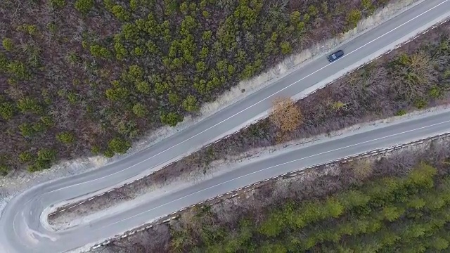 蜿蜒的山路穿过森林视频素材