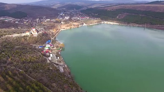 鸟瞰图的绿色山湖视频素材