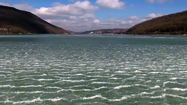 鸟瞰图的绿色山冻结湖视频素材