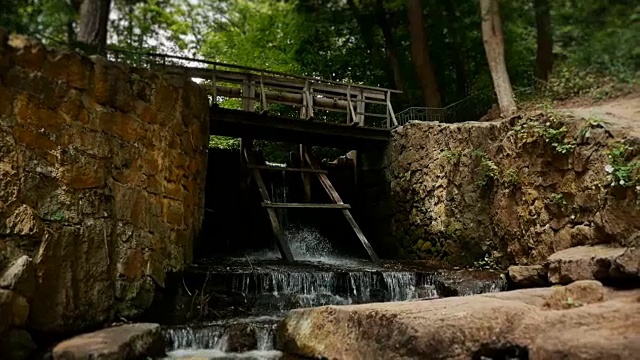 旧木制水闸与链传动梯级湖排水滑翔凸轮视频素材