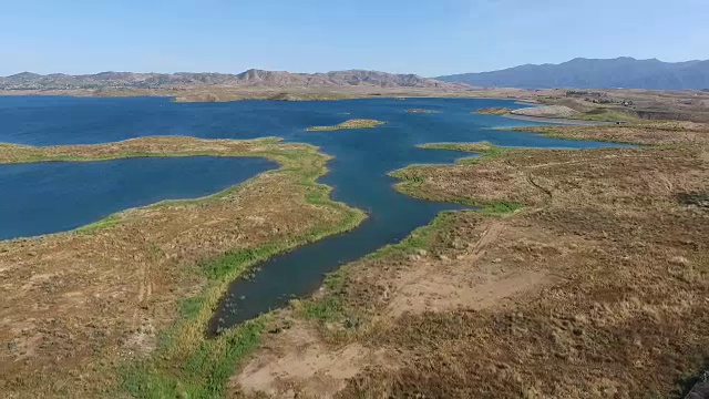 鸟瞰图风景与美丽的湖视频素材