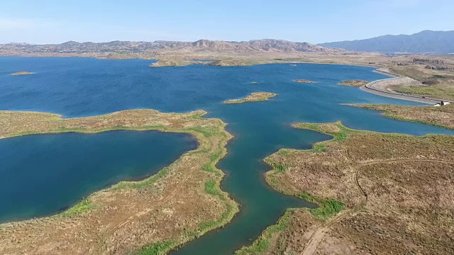 鸟瞰图美丽的湖景观在晴天视频素材