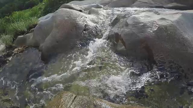 天然水中的岩石溪流视频素材