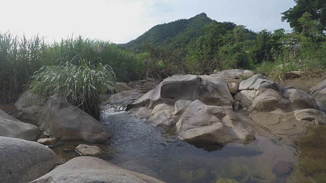 天然水中的岩石溪流视频素材