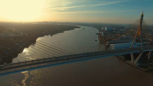 泰国曼谷横跨湄南河的普密蓬大桥鸟瞰图视频素材