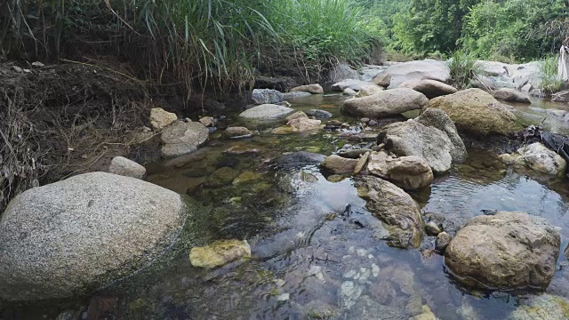 天然水中的岩石溪流视频素材