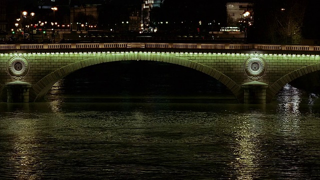 宽镜头拍摄的交通通过Pont Louis-Philippe在晚上/巴黎视频素材