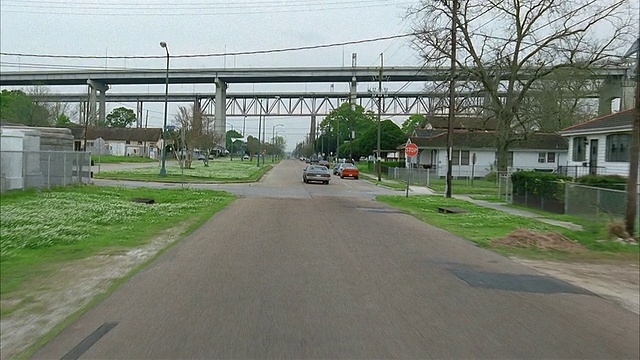 远射后车的视角下行驶的道路与高速公路立交桥在背景/转向对面/路易斯安那视频素材