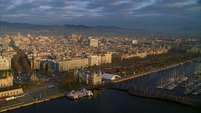 高角度广角拍摄城市天际线与码头在阴天前景/西班牙巴塞罗那视频素材