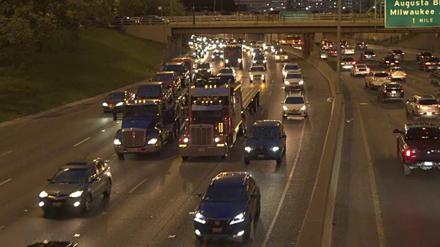 特写:汽车，越野车和半挂车在繁忙的多车道公路上行驶视频素材