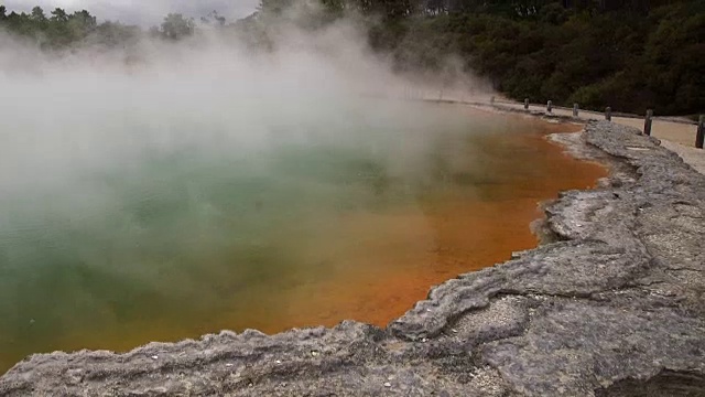 热湖香槟池在waio - tapu附近的罗托鲁瓦，新西兰视频素材