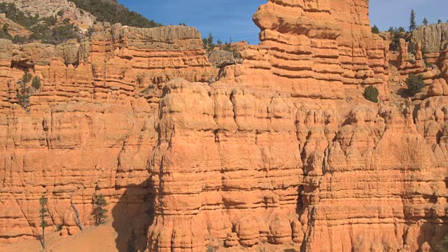 航拍:令人惊叹的太空红色岩石布莱斯峡谷景观在美国犹他州沙漠视频素材