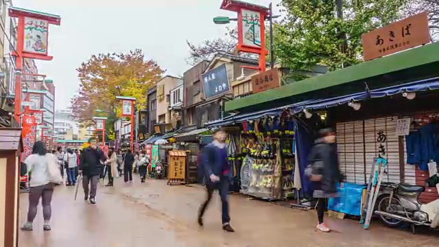 在日本，人们挤在一起购物视频素材