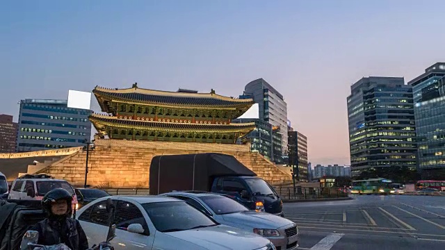 首尔城市天际线白天到晚上在南大门门(Sungnyemun)，韩国首尔，4K时间流逝视频素材