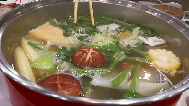 餐厅里的苏琪锅视频素材