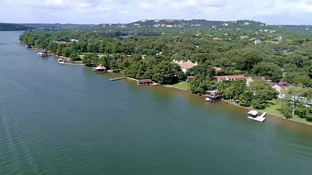 Mount Bonnell Texas Hill Country Mansion位于德克萨斯州奥斯汀市科罗拉多河沿岸视频素材