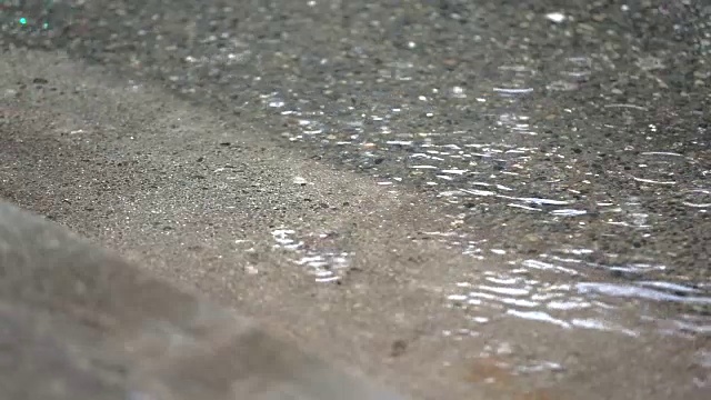 水坑里的雨，路边的街道视频素材