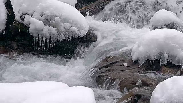 山区河流在冬季急流缓慢运动视频素材