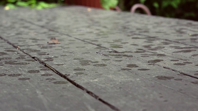 在春天的白天，雨水降落在露台上视频素材