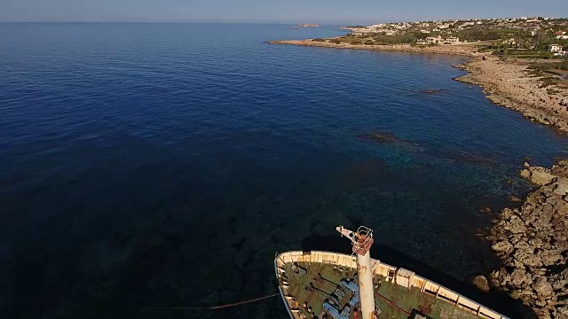 海面上的一艘废弃的老船视频素材