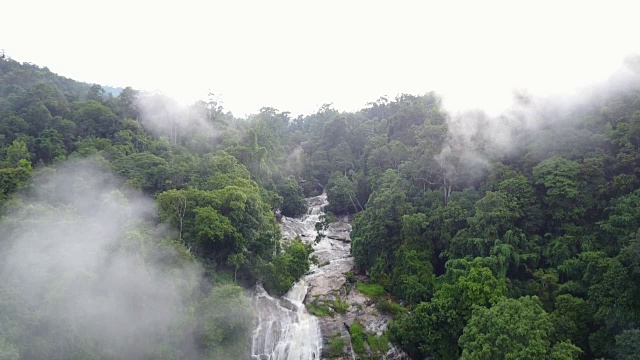 鸟瞰图，Vachiratharn瀑布和雾在热带雨林在清迈，泰国。视频素材