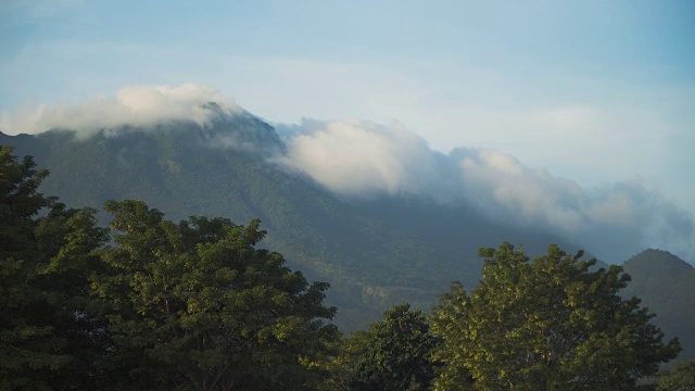 山川和天空的景观。Camiguin岛视频素材