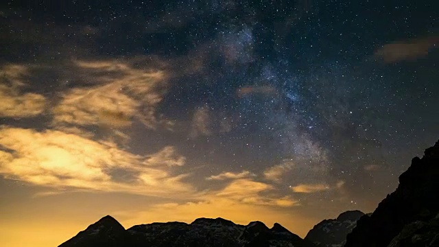 阿尔卑斯山上繁星点点的银河，时光流逝。视频素材