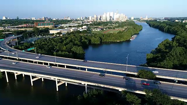 无人机在莫帕克高速公路附近的科罗拉多河附近的奥斯汀德克萨斯州视频素材