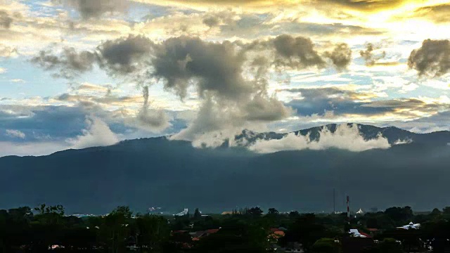 时光流逝，泰国清迈的云和山景视频素材