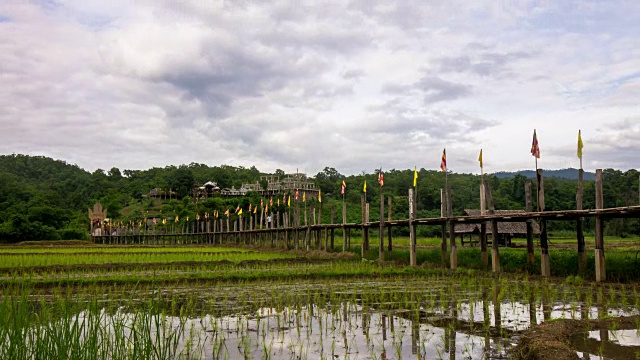 泰国Mae Hong Son的Zutongpae桥的时间流逝视频素材