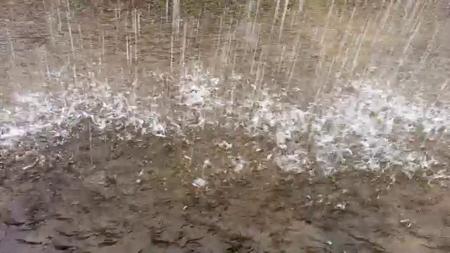 大雨在水中，超高清4k 3840x2160。视频素材