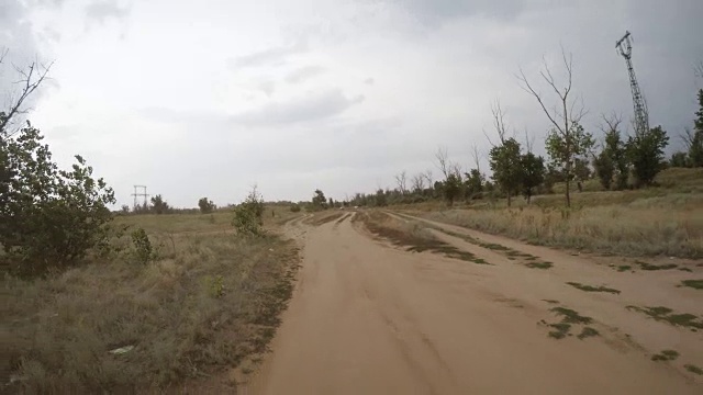 汽车在乡村土路上行驶的后视图视频素材