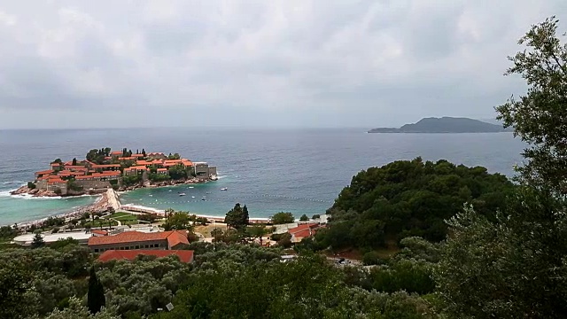 位于黑山亚得里亚海的斯特芬岛。平扫海面。海中达岛的海岸线和美丽的褐色屋顶建筑景观。视频素材