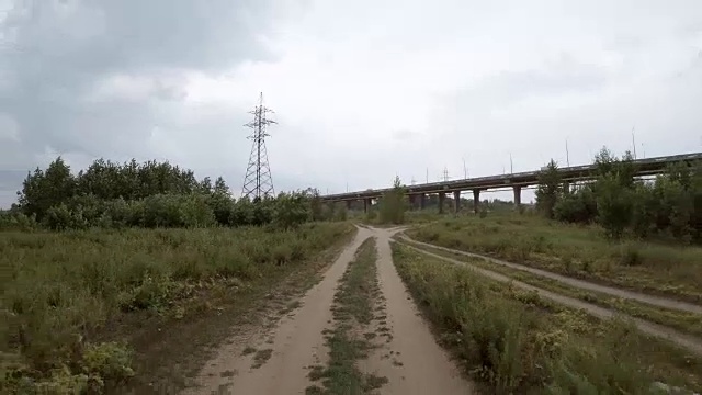 汽车在乡村土路上行驶的后视图视频素材