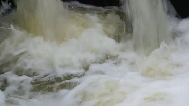 从大钢管中流出的流动的混合水。视频素材