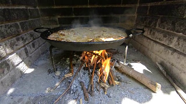 典型的传统西班牙海鲜饭，用自然火烹饪视频素材