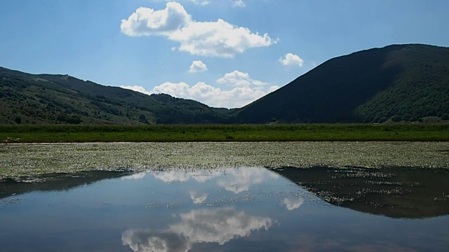 Rascino湖周围的山脉视频素材