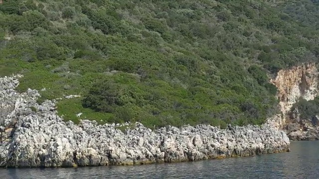 多岩石的海岸视频素材