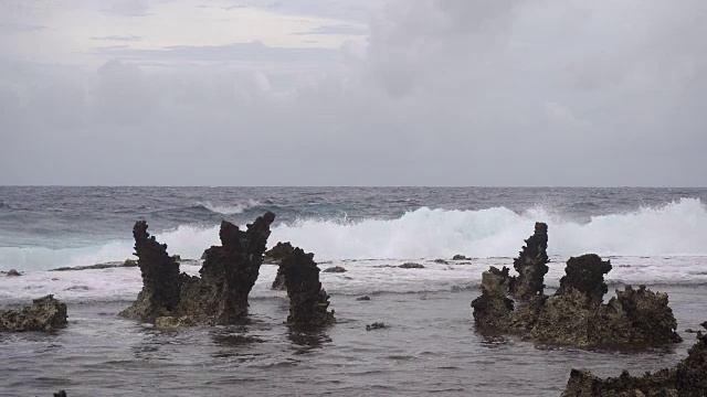 热带岛屿上的岩石海滩。菲律宾,Siargao视频素材