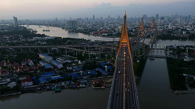 美丽的桥和河鸟瞰风景在日落泰国曼谷视频素材