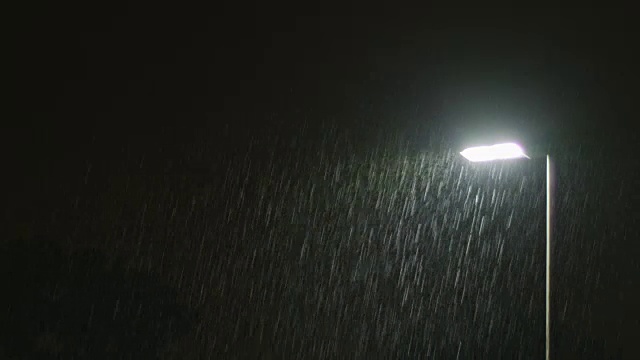 雨夜。孤独的路灯柱视频素材