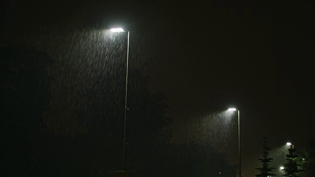 雨夜的街道。行灯柱视频素材