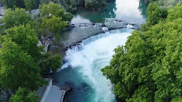 马纳加特瀑布土耳其鸟瞰图。视频素材