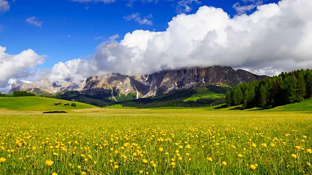 从Seiser Alm, Dolomites，意大利，langkofel山上滚动云的时间流逝视频素材