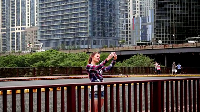 女人有问题。黑发女人在城市风景自拍照片视频素材