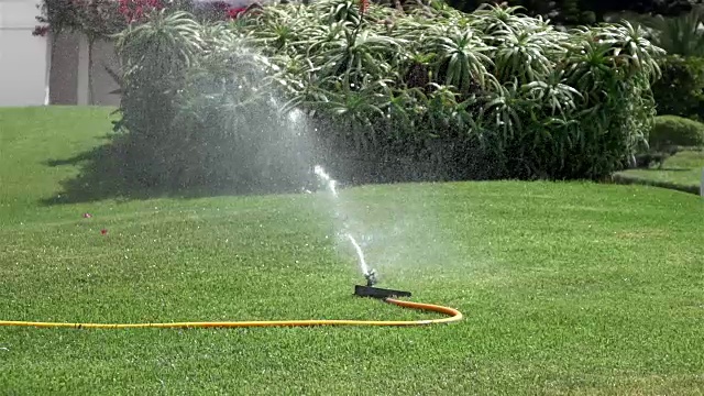 洒水器的慢动作视频视频素材