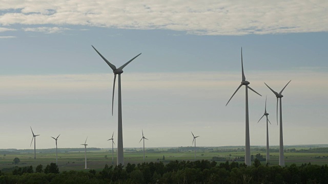 风力发电场、发电机、野地上多云的天空为背景视频素材