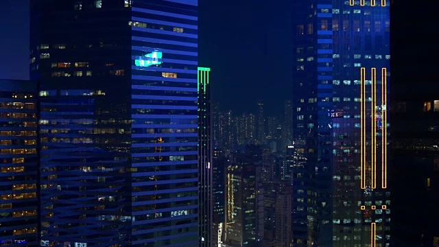 夜间灯光照亮香港市中心海湾大厦倒影屋顶全景4k中国视频素材