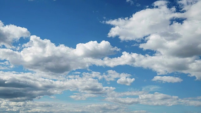 蓝天上有白云。Cloudscape自由运动。能量云间隔拍摄视频素材