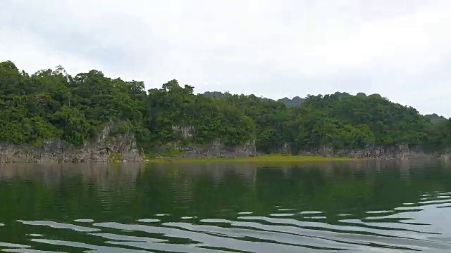 漂浮的酒店房屋在田园诗般的乡村景观中流动视频素材